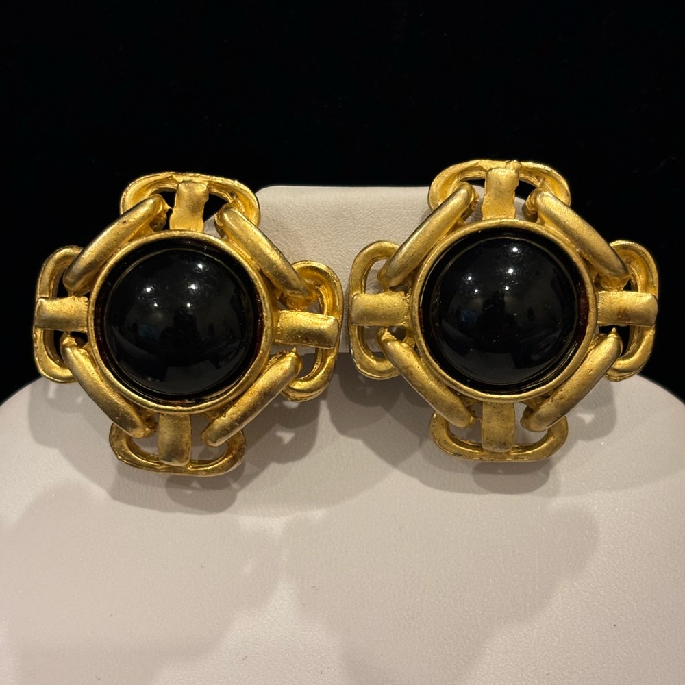 Vintage 80s Ornate Gold & Black Chunky Gemstone Round Clip on Earrings